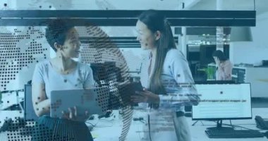 Doğru kadının tableti tıklaması, iki kadının teknik verileri incelemesi, ekranların üzerindeki noktalı dünya parlama kodu. Dizüstü bilgisayar, monitörler, işbirliği, açılış planı, aygıtlar, analizler, görselleştirme