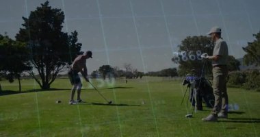Golf topuna hitap eden golfçü, geri vuruşu başlatıyor ve golf sahasına vuruyor, şebeke güncelleme analizi. Çift, açık hava, rota, salıncak, analiz, üst üste, izleyici