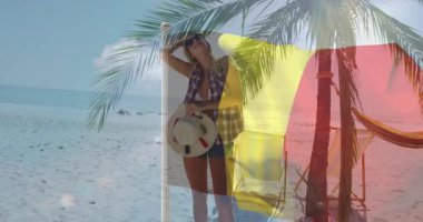 Elinde şamandıra tutan kadın, gözleri parlaklıktan gölgeleyen bayrak gibi sürüklenen, seyahat reklamı için oyuncu seçimi yapan. Plaj, palmiye, can simidi, güneş gözlüğü, deniz, hamak, sandalye.