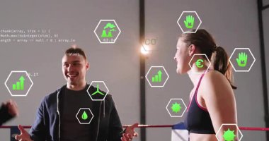 Koç boks ringinde el kaldırıyor, sporcu sargılarını ayarlıyor, AR altıgen simgeleri yer değiştiriyor. Spor, eğitim, akıl hocalığı, takım çalışması, tesis, teknoloji, motivasyon