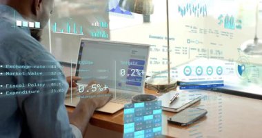 Masadaki adam piyasa alarmına cevap veriyor, dizüstü bilgisayarı dinliyor, HUD çizelgelerini ayarlıyor, hisse senetlerini analiz ediyor. Eş zamanlı çalışma, gösterge panelleri, finans, veri, odak, üst üste konum, kahve