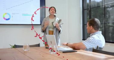 Kadın el kol hareketi yapıyor ve iş çizelgesini açıklıyor, erkeklerin el çırpması etrafında kırmızı kalpler oluşturuyor. Sunucu, kurul odası, konferans, ekran, görselleştirme, animasyon, işbirliği