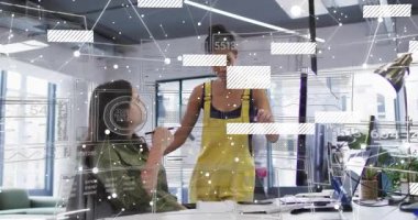 Meslektaşınız olarak sizi dinleyen, monitörleri gösteren, verileri paylaşan, yüzen düğümleri olan bir kadın. İşbirliği, takım çalışması, ofis, açılış planı, ekranlar, gün ışığı, görselleştirme