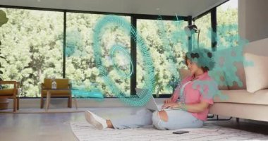 Oturma odasında dizüstü bilgisayarda yazan bir kadın, görünen ve teknik veri analizine rehberlik eden deniz mavisi holografik yapay zeka. Kişi, uzaktan, ev ofisi, modern, minimalist, güneş ışığı, yeşillik