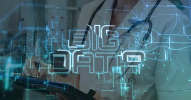 Dişi doküman panoya yazılıyor, holografik BIG DATA verileri birbirine bağlayan notları yüklüyor. Klinisyen, steteskop, analitik, görselleştirme, hologram, fütürist, dijital
