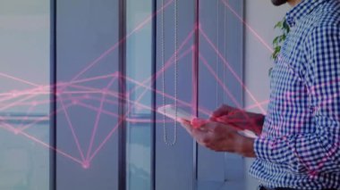 Ofisteki orta yaşlı bir adam tableti tıklatıyor, pembe kaplama yapıyor ve teknolojik verileri analiz ediyor. Aygıt, teknoloji, ağ, profesyonel, odaklanma, gün ışığı, kentsel