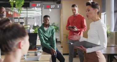 Sunucu konuşuyor, iş dünyasına ikonlar gönderiyor ve pembe kadının yanında toplanıp haber bekliyor. İşbirliği, ofis, toplantı, bildirimler, takım çalışması, kutlama, açılış planı