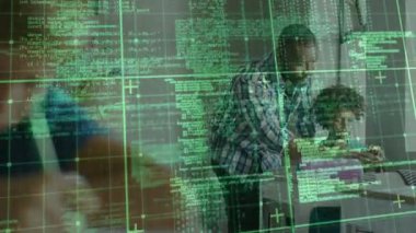 Eğitim için mor tablet kullanan yetişkin rehber çocuk, yeşil kod şebekesi belirsiz görüşü örtüyor. Gardiyan, öğrenci, cihaz, masa, öğrenme, fütürist, edtech