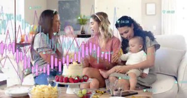 Doğum günü pastasının yanında hediye sunan sol kadın, merkez kadın açılış, finans bölümü kaydırma. Kutlama, üçlü, bebek, kanepe, balonlar, grafikler, atıştırmalıklar.