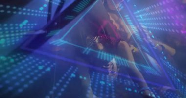 Mavi noktalı şebeke, kadın dansçı kulüpte kıvrılırken başlıyor. Derinlik için üçgen uzuvları tarıyor. Projeksiyon, holografik, sahne, gece hayatı, hareket, aydınlatma, yansımalar