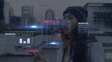 Elinde telefon tutan kadın çatıda tarama başlatıyor, HUD çizelgeleri yüz üzerinde animasyon yapıyor, teknik durumu doğruluyor. Geliştirilmiş, gerçeklik, örtüşme, arayüz, analiz, çatı, kentsel