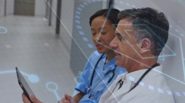 Doktorun balık tutma tableti ve hemşirenin eğilip klinik incelemeyi desteklediğini gösteriyor. Hastane, koridor, doktor, işbirliği, ekran, veri, değerlendirme