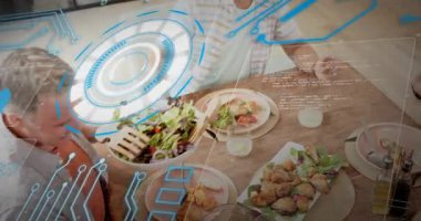 Dört yetişkin salata kasesini dürtüklüyor, paylaşmak için tabağa yeşillik koyuyor, teknoloji HUD kasenin üzerinde çırpınıyor. Genel giderler, holografik, yemek, masa üstü, ev, toplanma, aile