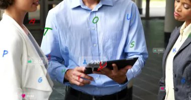 Meslektaşlar ölçümleri izlerken iş lobisinde tableti tıklatan adam nişan simgeleri oluşturuyor. Aygıt, takım çalışması, modern, pazarlama, giriş salonu, kaplama, cam