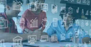 Sol el hareketi, merkez eğilim, eleştiri, turuncu kalemle sağdaki not, finans grafikleri. Eş çalışma, takım çalışması, işbirliği, planlama, strateji, belgeler, notlar