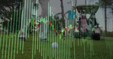 Olgun bayan golfçü golf sahasında vites değiştiriyor ve sallanıyor. Golf verileri çubukları gösteriyor. Açık hava, kurs, yeşiller, odaklanma, hassasiyet, analitik, bilgi
