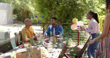 Kadın güvertede oturan onur konçertosu için pasta getiriyor, konfeti doğum günü kutlamasıyla örtüşüyor. Açık hava, veranda, balonlar, parti, arkadaşlar, festival, sürpriz