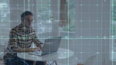 Adam dizüstü bilgisayardan pencereye yazı yazıyor, HUD şebeke kaymasını başlatıyor, tasarımcılar için teknolojik verileri gösteriyor. Bilgisayar, uzaktan kumanda, çalışma alanı, ana ofis, yeşillik, gün ışığı, minimum