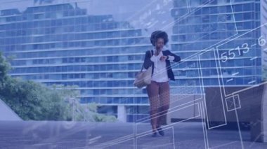 İş kadını yürüyen plazanın zili çalıyor, saati kontrol ediyor, telefonu kapatıyor ve duraksamayı izliyor. Kadın, şehir, akıllı telefon, profesyonel, hareketlilik, sokak, şehir manzarası