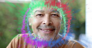 Verandadaki adam yüzüne boya sıçratan bir halka gibi kahkahaya gülüyor ve pazarlamayı arttırıyor. Vesikalık, yetişkin, açık hava, bahçe, renkli, hareketli