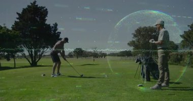 Golfçü top sallayan sürücüye topu pist ortağına gönderirken bir aksaklık oldu. Golf, golf sahası, golf sahası, seyirci, golf çantası, golf sopası, golf sahası.