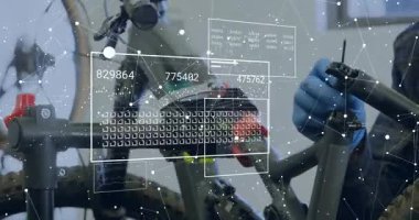 Erkek teknisyenler koltuk direğini ayarlarken ve ölçümleri kontrol ederken motor tamirhanesine HUD geliyor. Bisiklet, atölye, bakım, teftiş, kalibrasyon, eldivenler, aletler