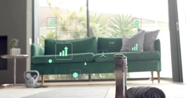 Başlangıçta HUD simgeleri soluyor, süzülüyor, kahverengi su şişesi ve havlunun etrafında kümeleniyor, ölçümleri gösteriyor. Kettlebell, mat, ev, gün ışığı, pencere, bitkiler, minimalist