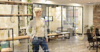 Spor ceketi ayarlayan, ofisi tarayan ve inceleme için yüzdeleri gösteren finans örtüsünü başlatan bir kadın. Grafikler, rakamlar, analitik, profesyonel, çalışma alanı, modern, cam