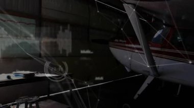 Pilot, havaalanındaki hangar kapısını itiyor, İHD izleme hareketi, havalanmak üzere olan uçağı gösteriyor. Uçak, pervane, operatör, gün ışığı, önlük, açık hava, kaplamalar