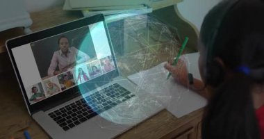 Uzaktan sınıfa not alan kız öğrenci, dünya ve kod olarak konuşan öğretmen kağıdın üzerinde yükseliyor. Çocuk, kulaklık, masa, dizüstü bilgisayar, yazı, internet, ev