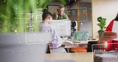 Kağıtları uzatan kırmızı kazak, iş verilerini gizleyen UI dosyalarını alan ve sıralayan oturan kadın. Eş çalışma, işbirliği, ofis, çalışma alanı, dizüstü bilgisayar, monitör, bitkiler