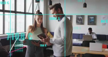 Telefon ve kadın gösteren bir adam kağıt tutuyor iş verilerini başlatıyor ve grafikleri analiz ediyor. İşbirliği, iş arkadaşları, akıllı telefon, bilgi grafikleri, grafikler, analitikler, metrikler