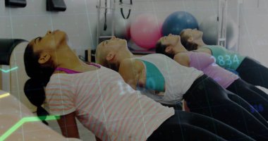 Spor salonunda denge topları ve dijital kaplamalarla köprü yapan dört kadın. Grup, fitness, geri dönüş, stüdyo, minderler, banklar, senkronize