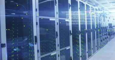 Veritabanı koridoru boyunca yeşil ikili sisteme sahip LED göstergeleri olan cam-önlü sunucu dolapları çalıştırılıyor. Raflar, siber güvenlik, teknoloji, altyapı, fütüristik, perspektif, üst üste