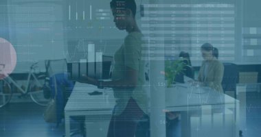 Açık ofiste dizüstü bilgisayarı olan, sol tarafta bisikleti olan, üst üste dizüstü bilgisayarı olan bir kadın tutuluyor. Eş çalışma, işbirliği, analitik, gösterge paneli, grafikler, fintech, çalışma alanı