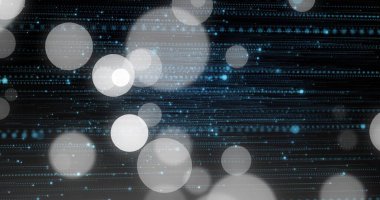 Lekeli mavi veri çizgileriyle birlikte karanlık dijital ekranda süzülen parlak solgun bokeh daireler. Soyut, veri akışı, matris, aydınlatma, parçacıklar, ağ, panoramik