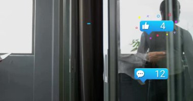 Cam kıran kadın, adamın elinde tabletle dolaşmasına neden oluyor. Sosyal istatistikleri gösteriyor. Ofis, koridor, meslektaşlar, takım çalışması, bilgilendirmeler, yansıtma, minimalist