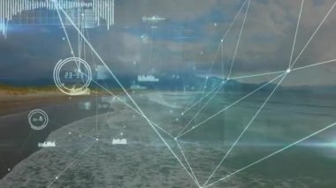 HUD etkinleştiriliyor, ağ ağ kıyı şeridi boyunca yayılıyor, kıyı verilerini haritalamak için düğümler ve göstergeler oluşturuyor. Hava, dron, sahil, deniz manzarası, gemiler, ufuk, dalgalar.