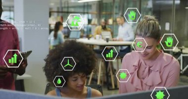 Meslektaşım tableti tıklatıyor, yaslanan kadınlar, analitik demo için veri güncelleyen hex simgeleri. İş arkadaşları, işbirliği, arayüz, artırılmış gerçeklik, açık plan, ofis