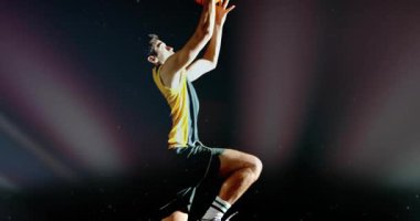 Basketbolcu sola gidiyor, toplanıyor, çembere sıçrıyor, kirişleri parlaklaştırırken sayı yapıyor. Dramatik, sahne, aydınlatma, atletik, hareket, ışınlar, gece