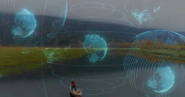 Kürek çeken kano, ilerleyen AR haritalama küreleri ve halkalar üzerinde geziniyor. Su aracı, kürekçi, nehir, bulutlu, holografik, arttırılmış, cyan