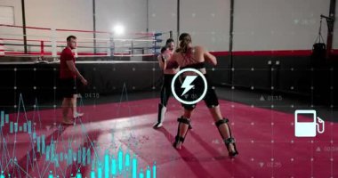 Koç düdük çalıyor, bayan boksörler kırmızı hasırda antrenman yapıyor, İK simgeleri büyüyor, tekniği geliştiriyor. Boks, spor salonu, ring, kadınlar, eğitim, talim, odaklanma