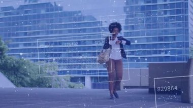 Pro yürüyüş yolu, bilek kontrolü iş görüşmesi için telefonu kaldırma, veri panelleri takip ediyor. Kentsel, kurumsal, akıllı telefon, şehir manzarası, taşıma, holografik, bulutlu