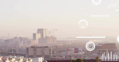 Yüksek çözünürlüğü etkinleştiren veri beslemesi, titreşim göstergelerini gösteren göbek kümesi, yükselen çubuklar, kentsel ölçümler. Şehir manzarası, ufuk çizgisi, gökyüzü, fütüristik, puslu, şafak, örtüler