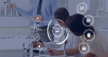 Sunucu bar çizelgesini gösteriyor, bilgisayarın ortasındaki simgeyi masanın üstüne koyuyor, katılımcılar iş için yazıyor. Kurul odası, toplantı, sunum, işbirliği, analitik, arayüz, güneş ışığı