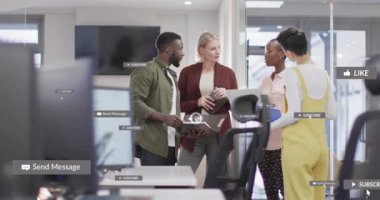 Takım tartışması, tablet tıkırtısı laptop monitörlerinde pazarlama uyarıları. Odaklanma azalıyor. Meslektaşlar, işyerleri, modern, kurumsal, açık plan, işbirliği, bildirimler