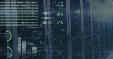 Tablo ve göstergeler beliriyor, rafların, turtaların ve harita değişimlerinin üzerinde analitik el bilgisayarı oluşuyor, yükleri gösteriyor. Veri tabanı, sunucu, görselleştirme, gösterge paneli, ölçüler, dünya, fütürist