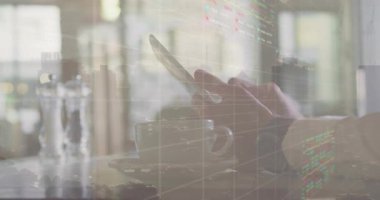 Pencere masasındaki akıllı telefonu dinleyen adam, portföy kontrolü için telefon şemasını üst üste koyuyor. Aygıt, veri, grafikler, odaklanma, gün ışığı, kafe, dinlenme odası