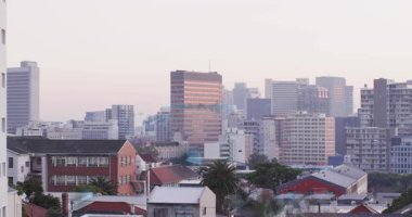 Merkezi cam kulesinin solunda mavi HUD izleri görünüyor. Şehir verilerini göstermek için radar taraması yapılıyor. Skyline, şehir manzarası, palmiye, şafak, pastel, cephe, damgalama