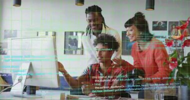 Oturmuş teknik dev tıklayarak ve yazarak, takım monitör tasarımını incelerken kod oluşturma işlemini başlatıyor. İşbirliği, ofis, iş arkadaşları, beyin fırtınası, yaratıcı, modern, üretkenlik